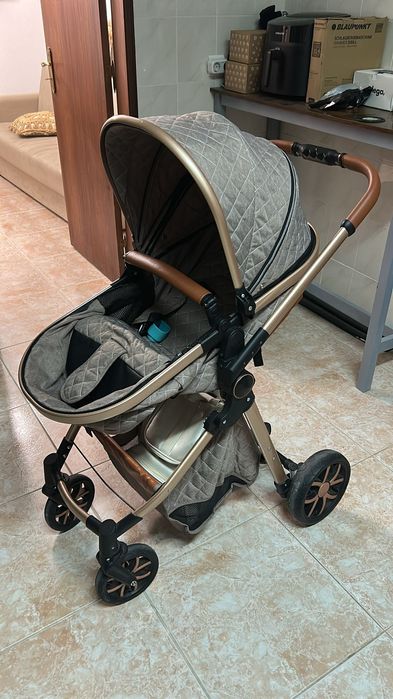 Carrinho de bebê e ovinho e sacola de maternidade