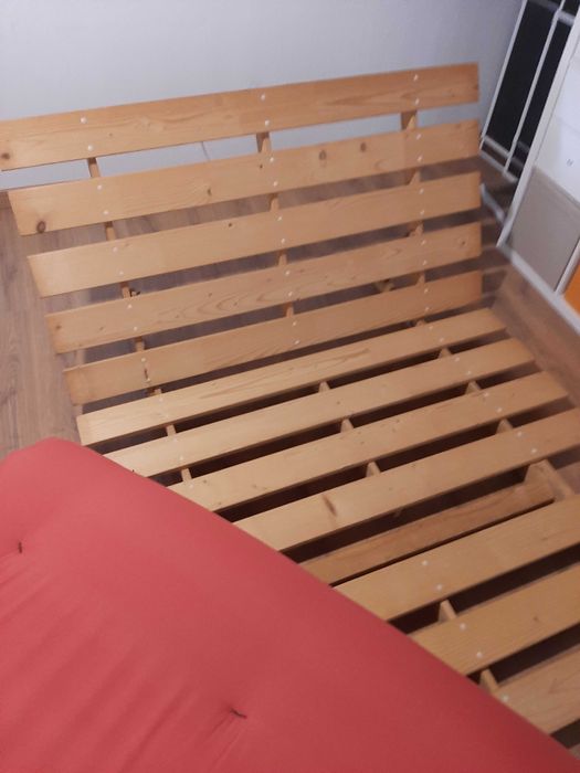 Futon com estrutura de madeira
