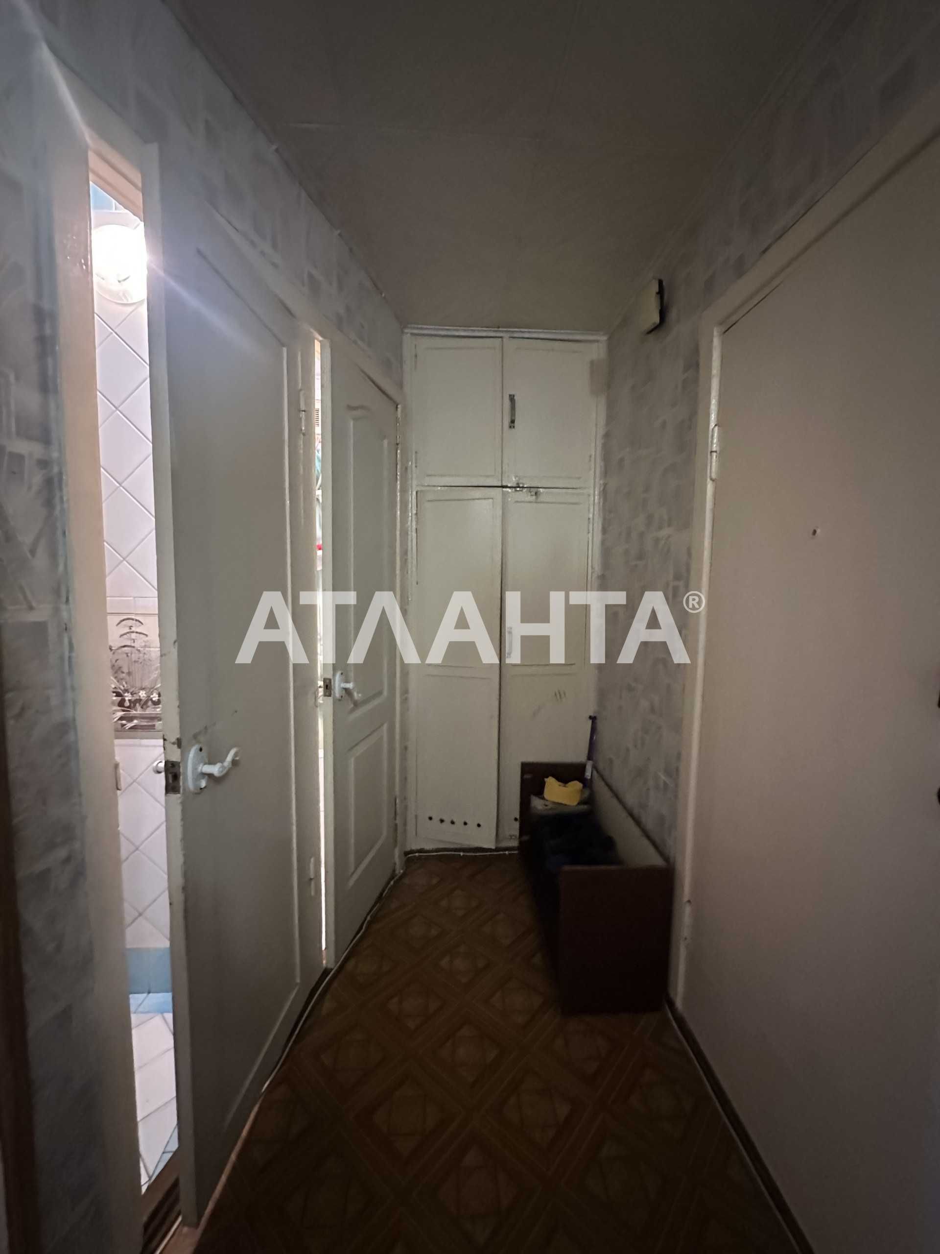 Двухкомнатная квартира на среднем этаже на Таирова