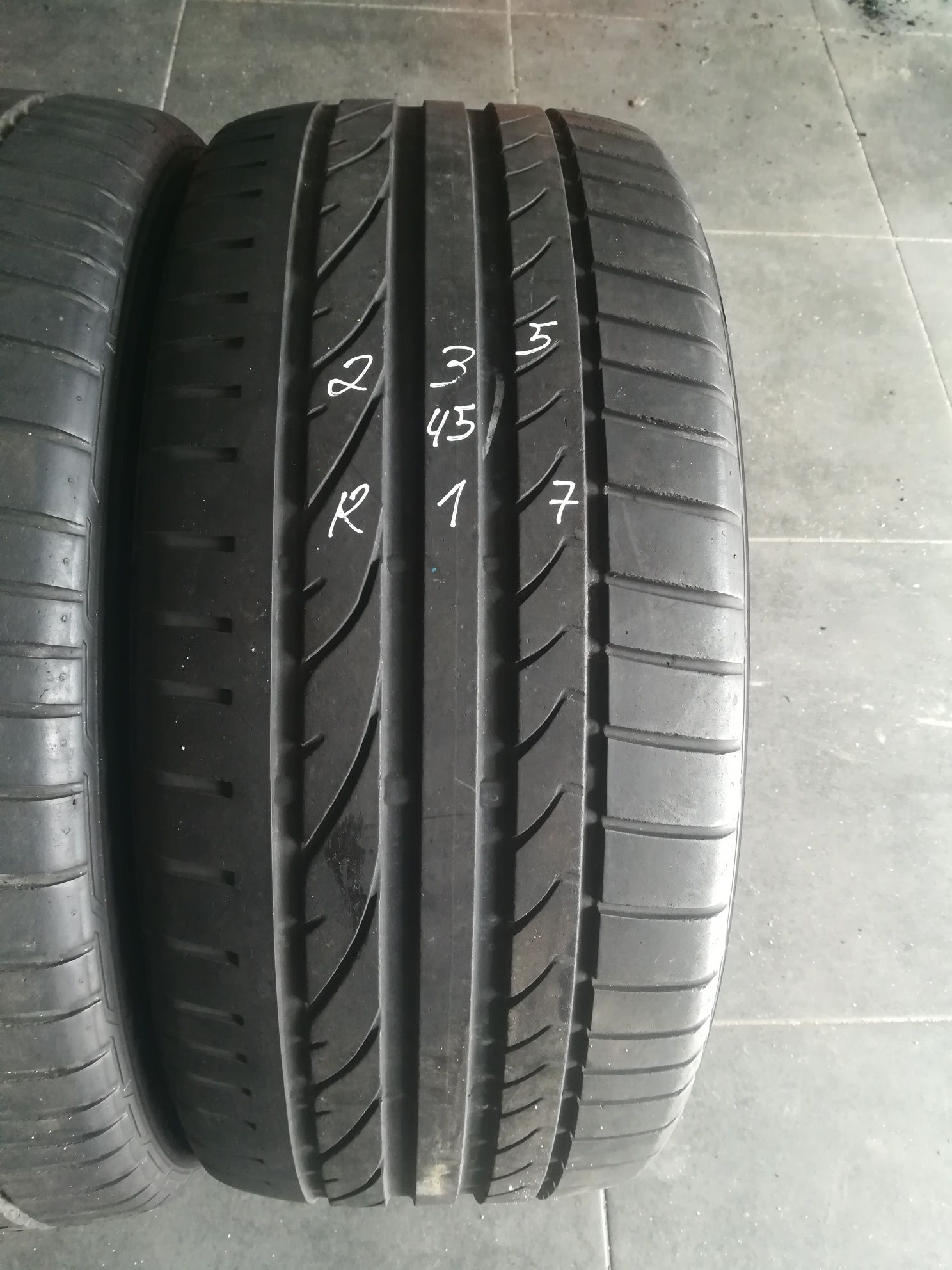 2 pneus 235 45 r17 Bridgestone