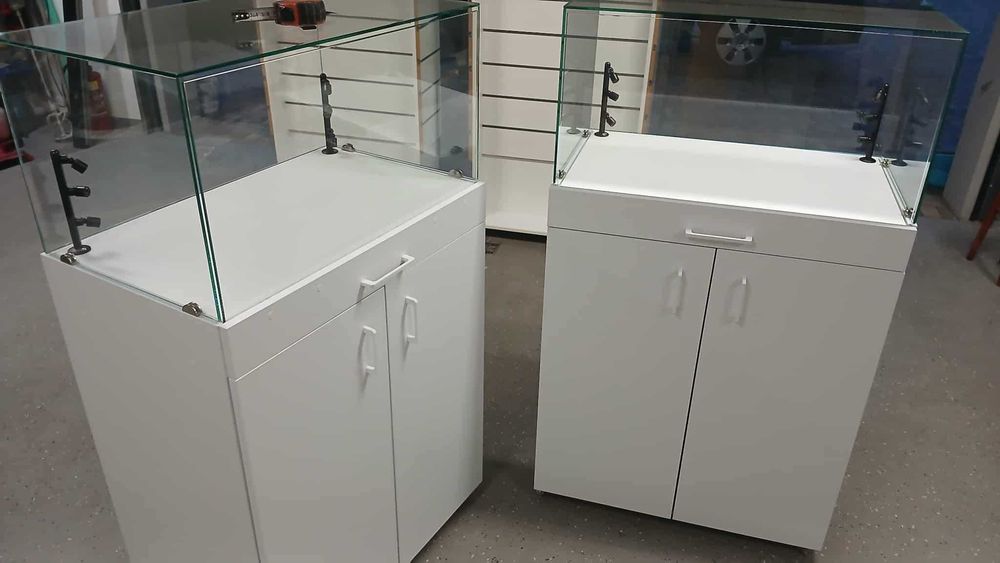 Gablota szklana jubilerska na postumencie , wysepka, słupek,  Led