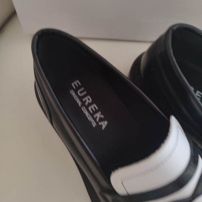 Sapatos Eureka - Pele - Novos - 35 - Pretos e brancos.

Aproveite para