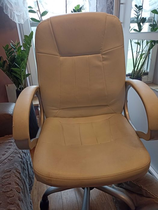 Oddam za darmo biurko i krzesło biurowe