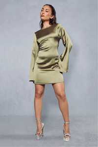 Атласна міні-сукня з довгим широким рукавом і відкритою спиною.