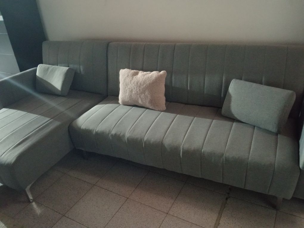 Sofá nunca usado faz de cama