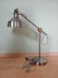 ikea lampa biurkowa rnarp w kolorze srebrnym metalowym