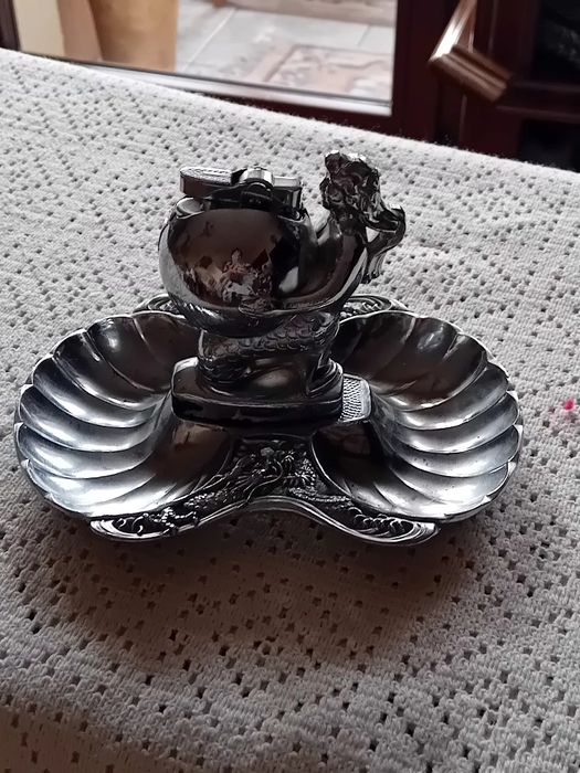 Zestaw zapalniczka i popielniczka