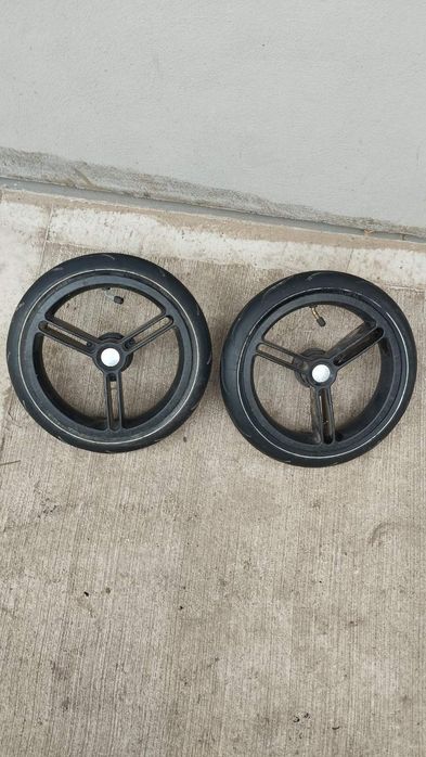 Продам.   колесо  надувне на 10 дюйм.