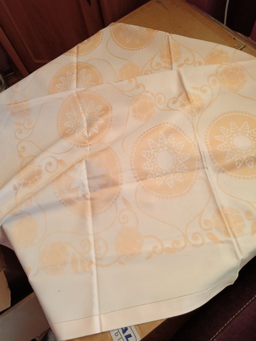 Obrus wykończony mereżką w kolorze morelowym