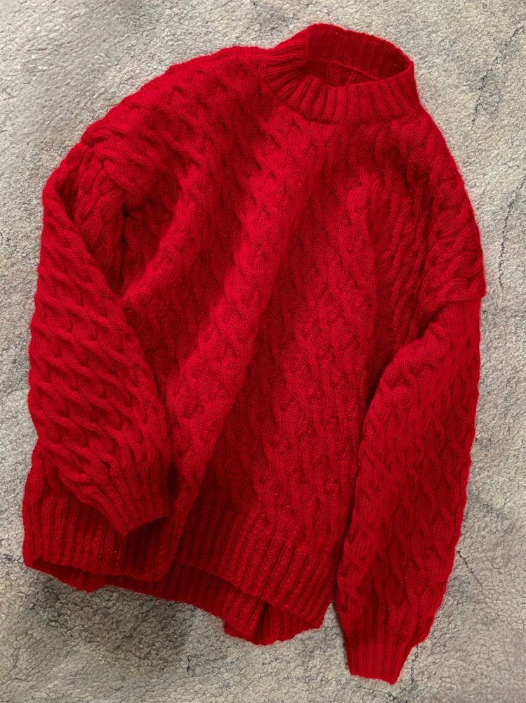 Красный вязанный свитер