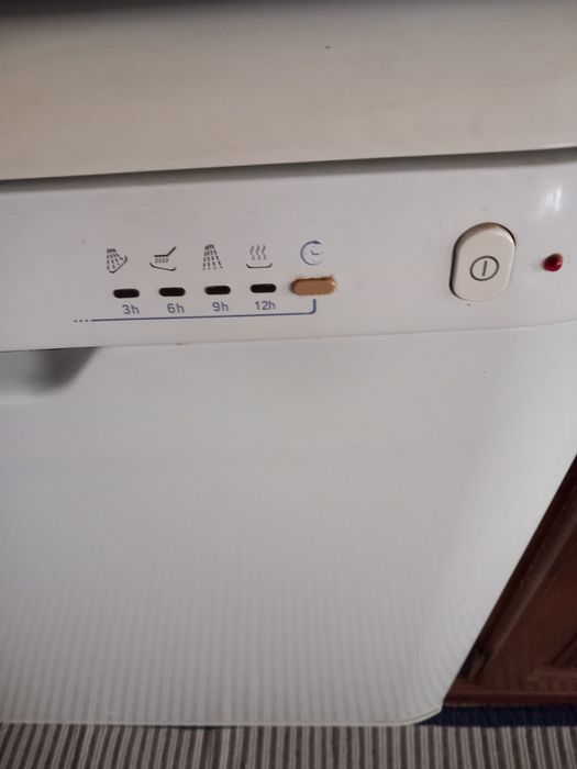 Máquina de Lavar Loiça Ariston (AVARIADA)