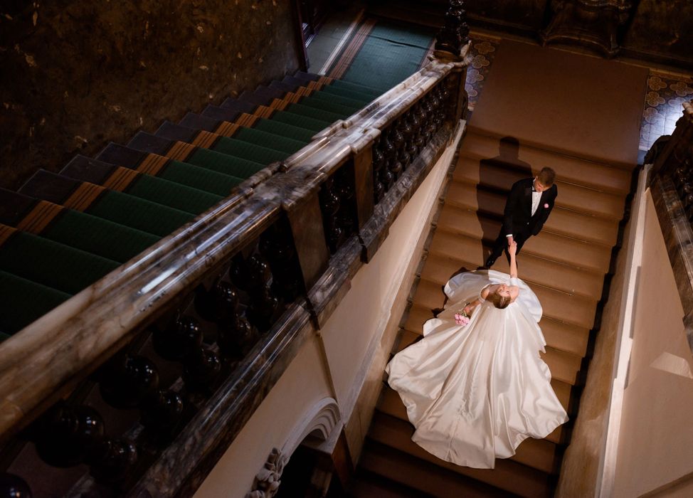 Весільня сукня атласна