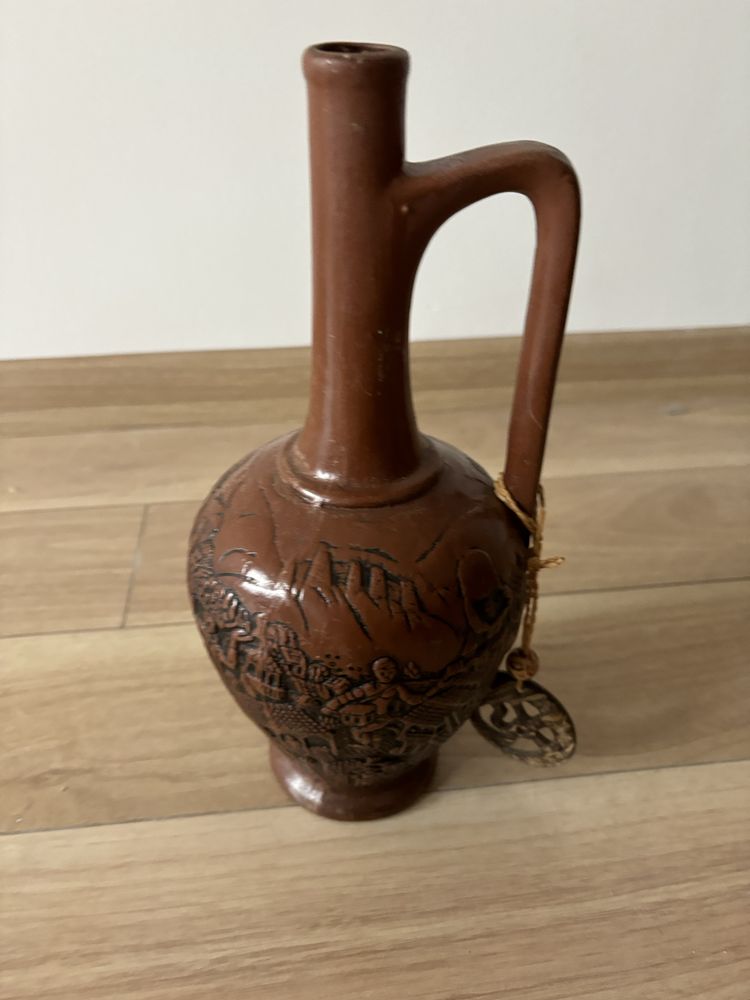 wysoki brązowy ceramiczny wazon