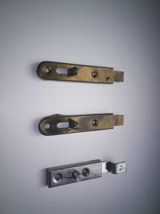 Zasuwka od drzwi starej solidnej szafy - cena za 3 sztuki.