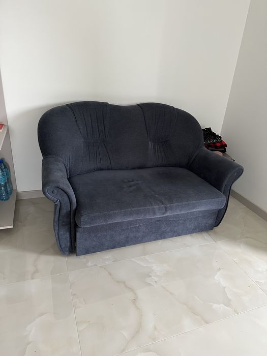 niebieska sofa w doskonałym stanie