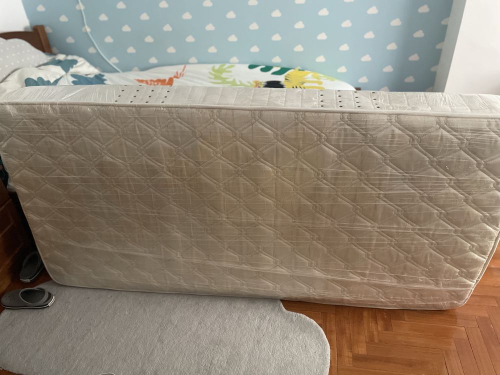 Cama de solteiro com arrumação + colchão ortopédico