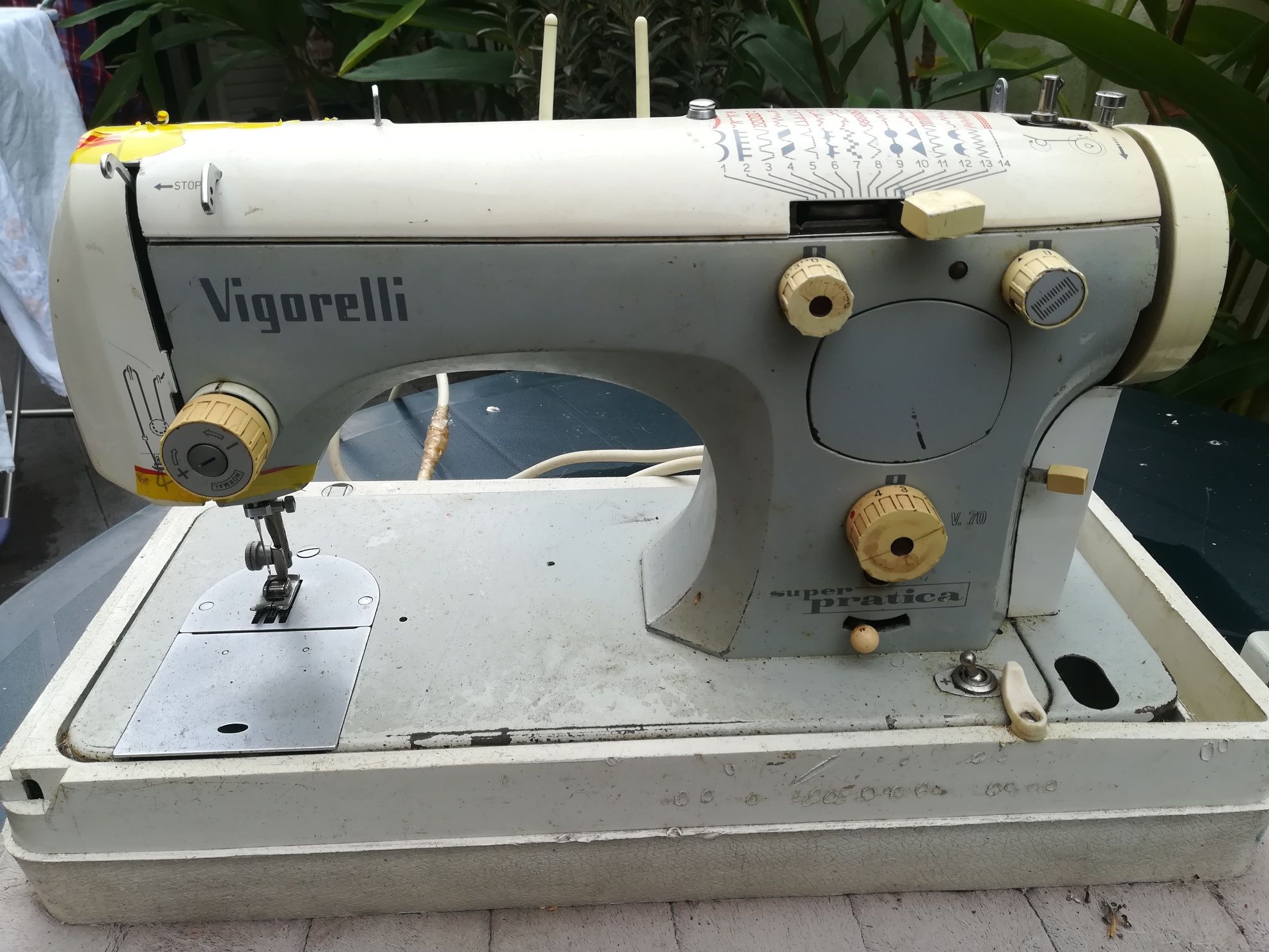 Máquina de costura Vigorelli com motor elétrico e caixa de transporte.