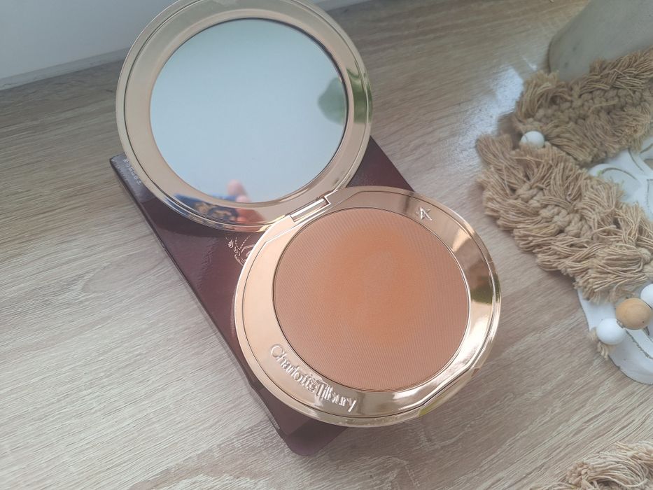 Bronzer prasowany Charlotte Tilbury wykończenie matowe 3 TAN 16g