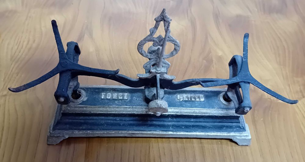 Vendo balança antiga completa