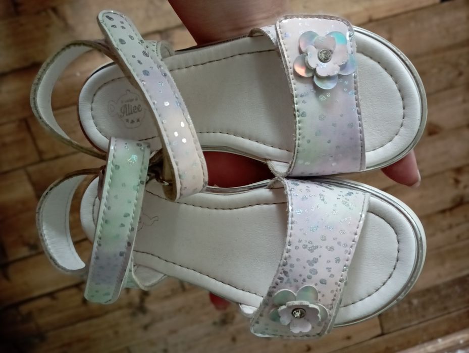 Взуття дитяче , босоніжки, сандалі