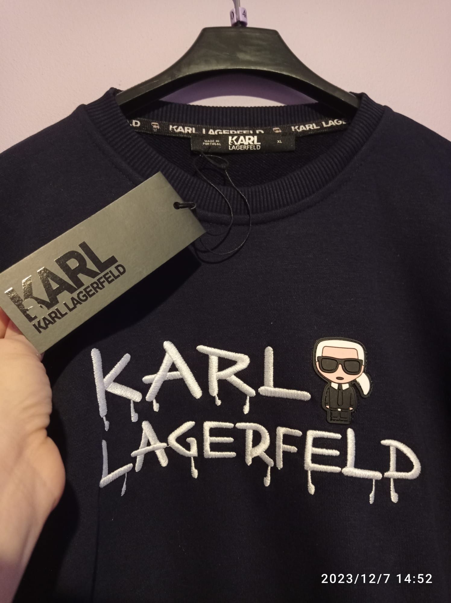 Bluza od KARL LEGERFELD w kolorze ciemno-granatowym.