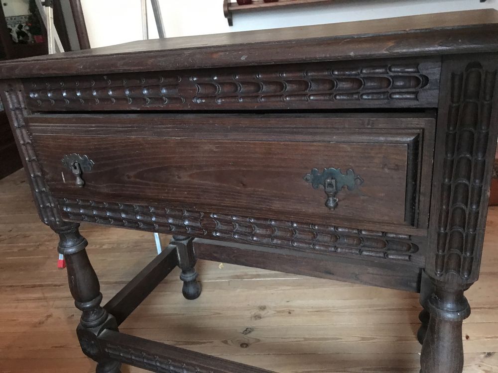 Mesa de apoio com gaveta