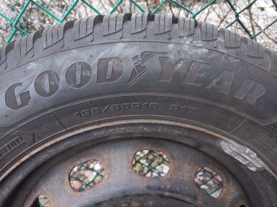 4 opony zimowe 195/65/15 Goodyear rok 2022 bieżnik 8.5mm