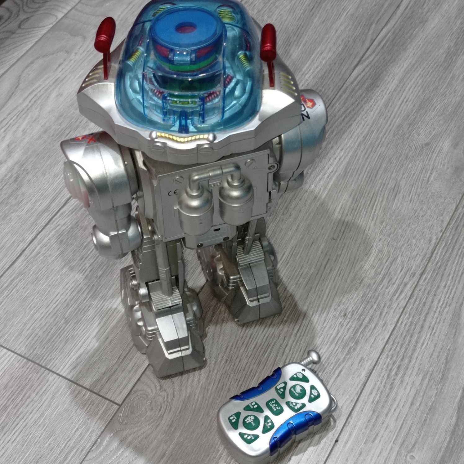 Робот РК,стріляє дисками,танцює,звук (рос),світло,на бат.Б.У+подарунок