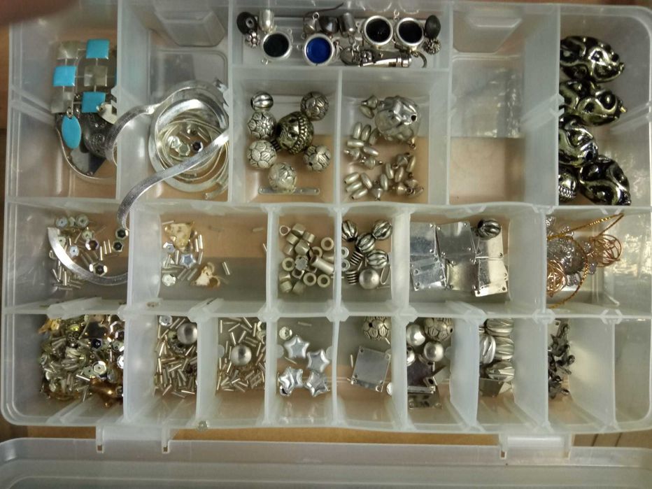 Missangas e acessórios para execução de colares, pulseiras, aneis etc