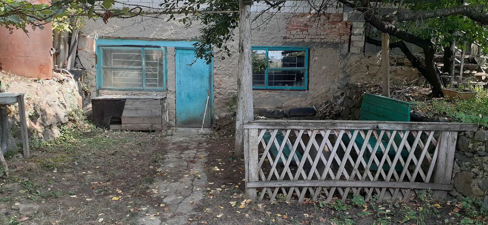 Продам двухэтажный дом с мансардой на берегу реки.