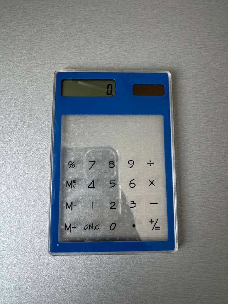 Сенсорний калькулятор на сонячній батареї прозорий