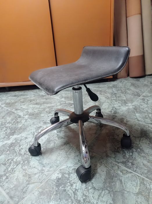 Banco giratório em pele sintética