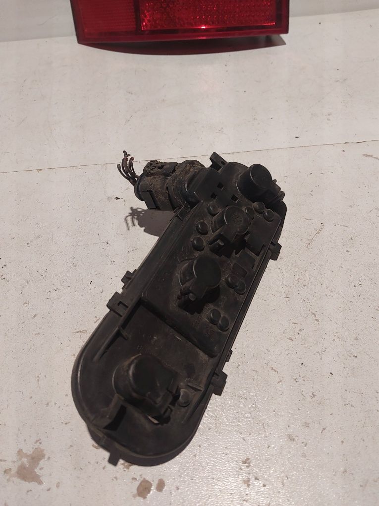 Lewy wkład lampy żarówek oprawa listwa wtyczka audi a4 b6 kombi avant