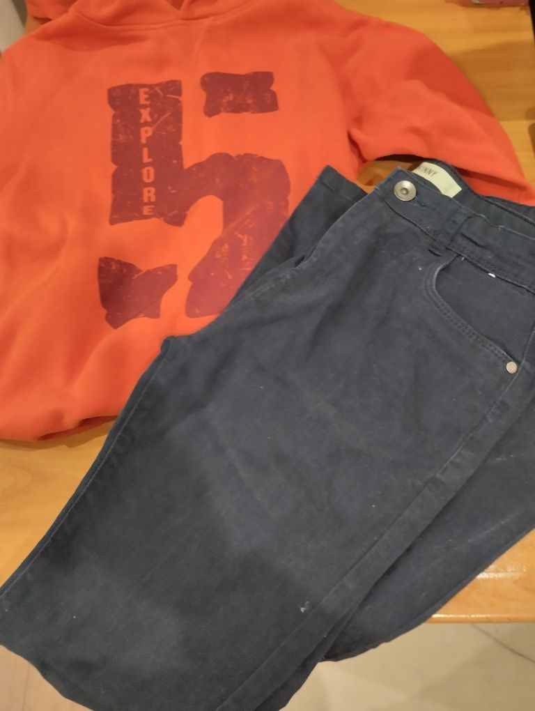 Conjunto de Sweat laranja com capucho e calça sarja azul. Idade 13anos