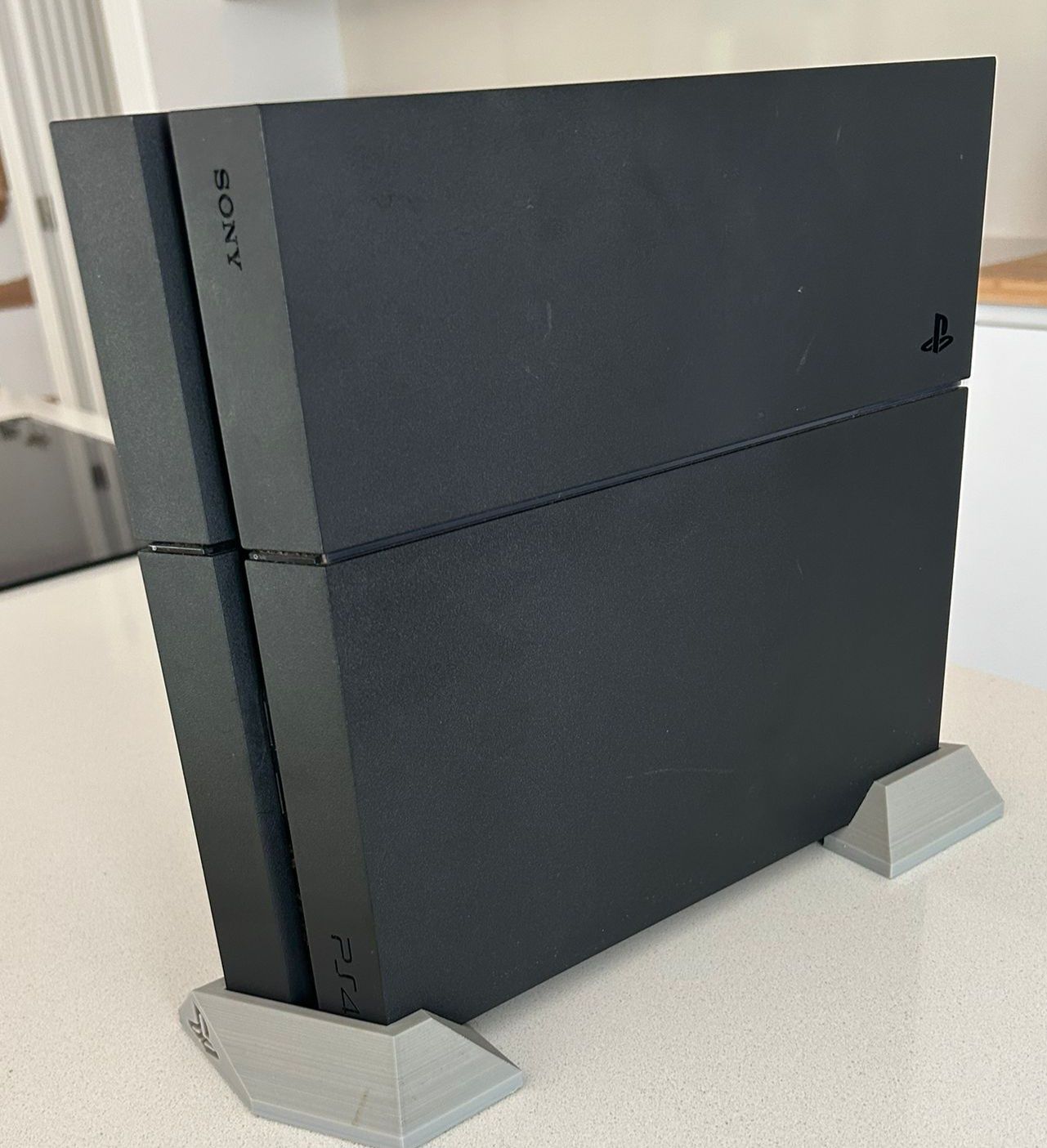 PS4 Slim 1TB + comando + 2 jogos + suporte