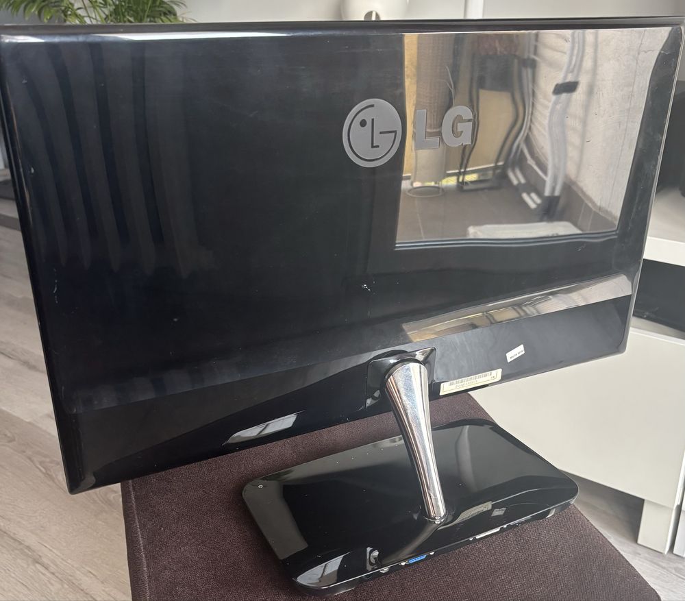 Monitor LG Flatron E2281