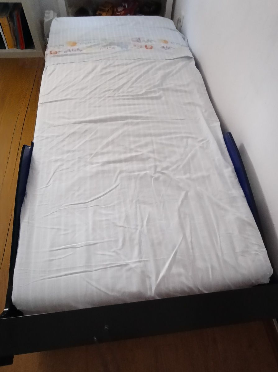 Cama de criança em formato carro