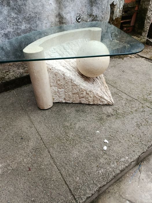 Mesa em pedra com tampo de vidro