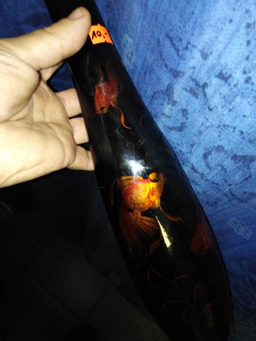 Drewniany wazon z motywem rybki.