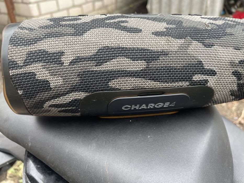 Продам колонку JBL CHARGE 4