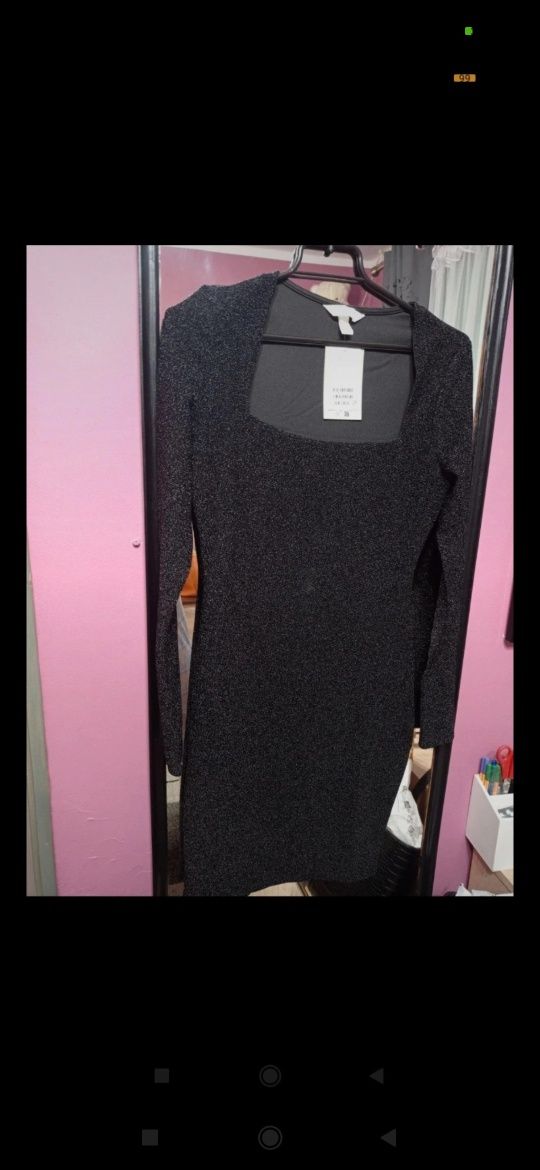 Brokatowa czarna mała czarna sukienka z długim rękawem