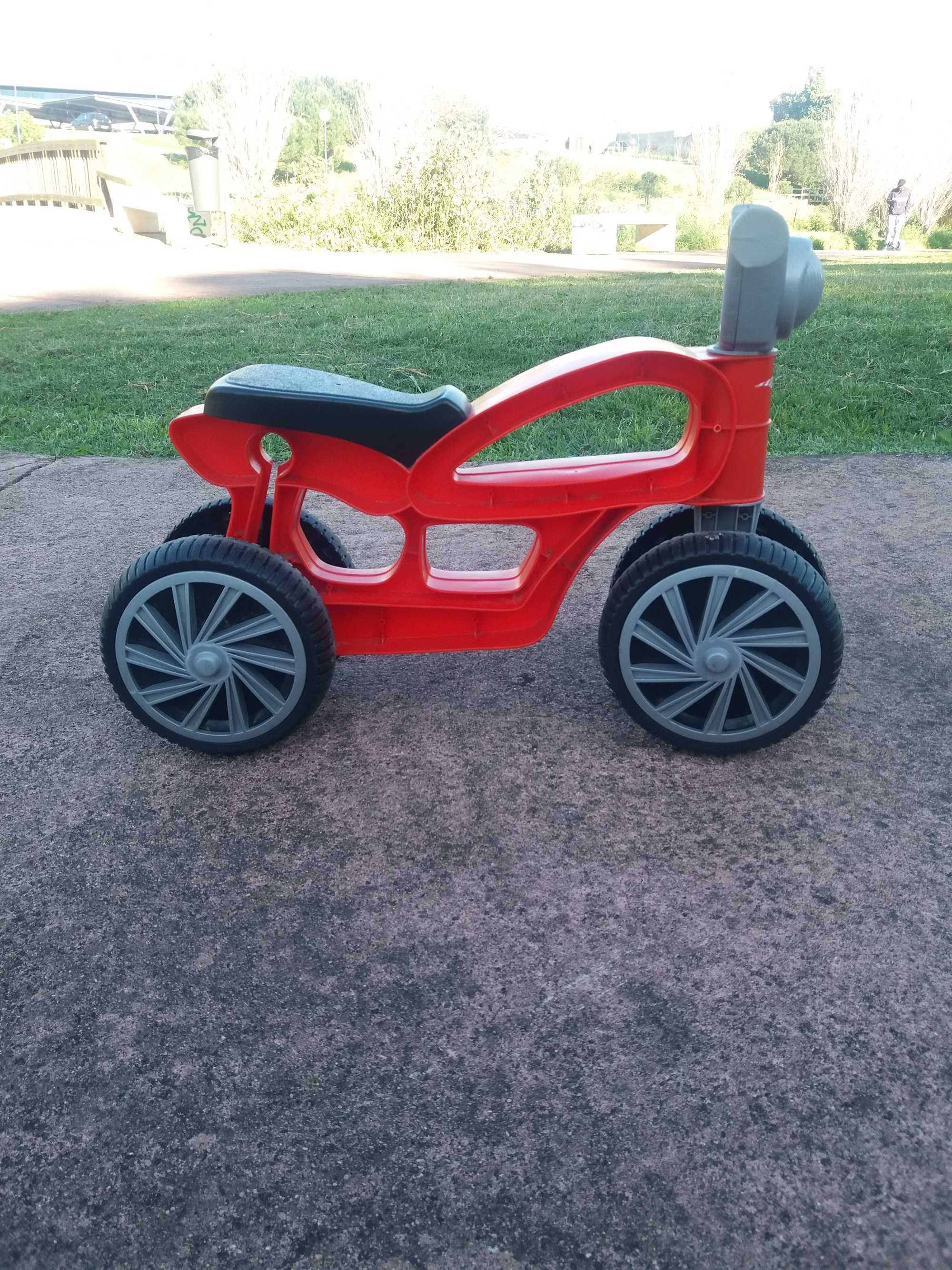 Triciclo sem pedais para criança pequena