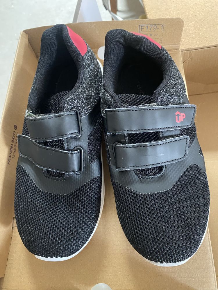 Tenis pretos menino