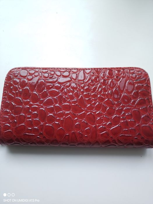 Женский кожаный кошелёк.