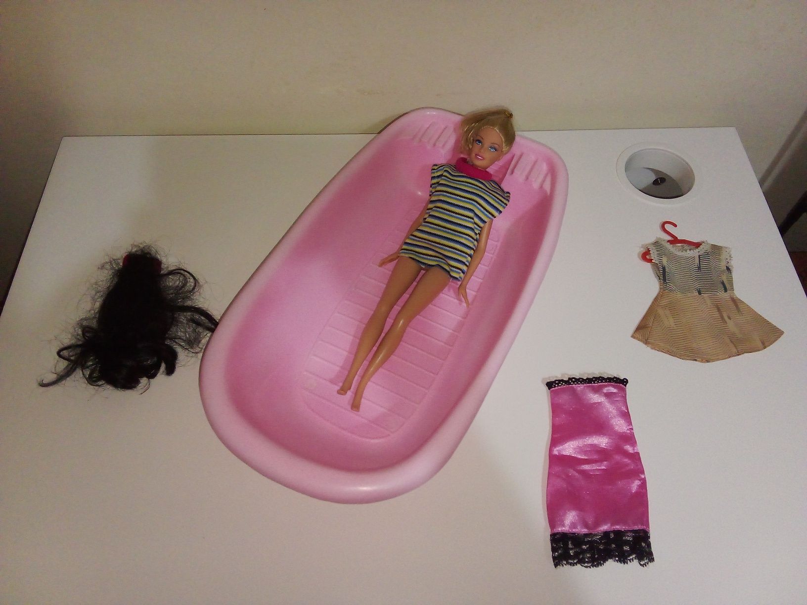 Barbie + banheira e roupas