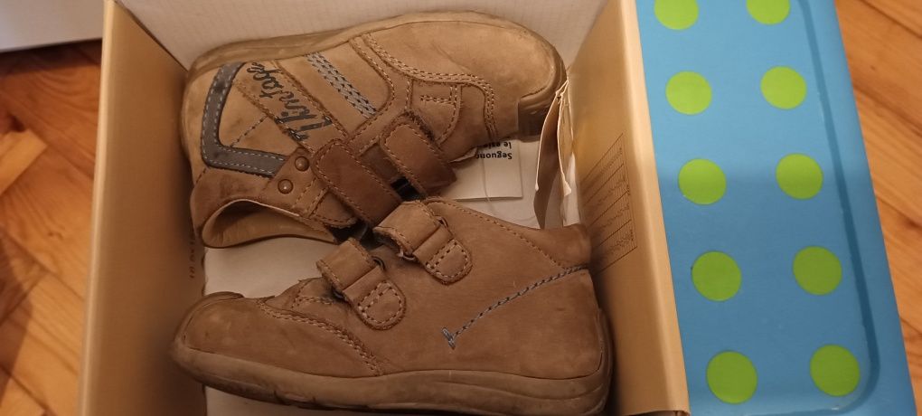 Botas Chicco em pele e sola flexível tamanho 22 para menino