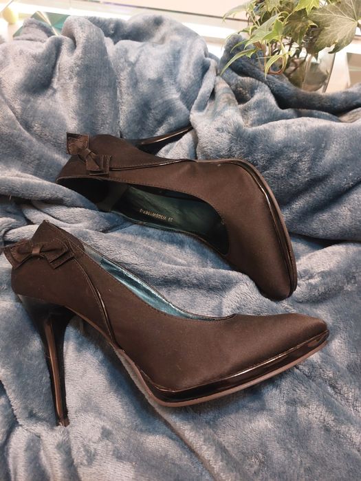 Szpilki czarne atłasowe rozm. 39