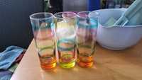Trzy szklanki kolorowe wysokie drinki napoje
