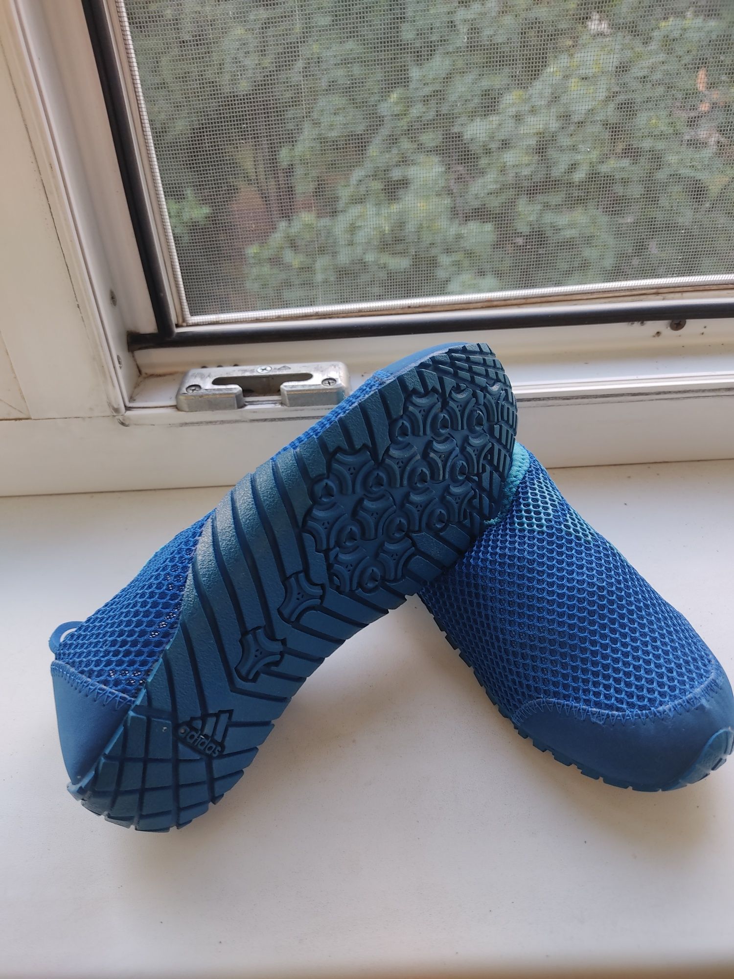 Продам детские коралловые тапочки для плавания Adidas , р. 33