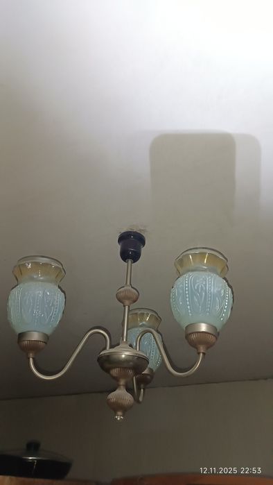 Люстра на три плафони, вживана.